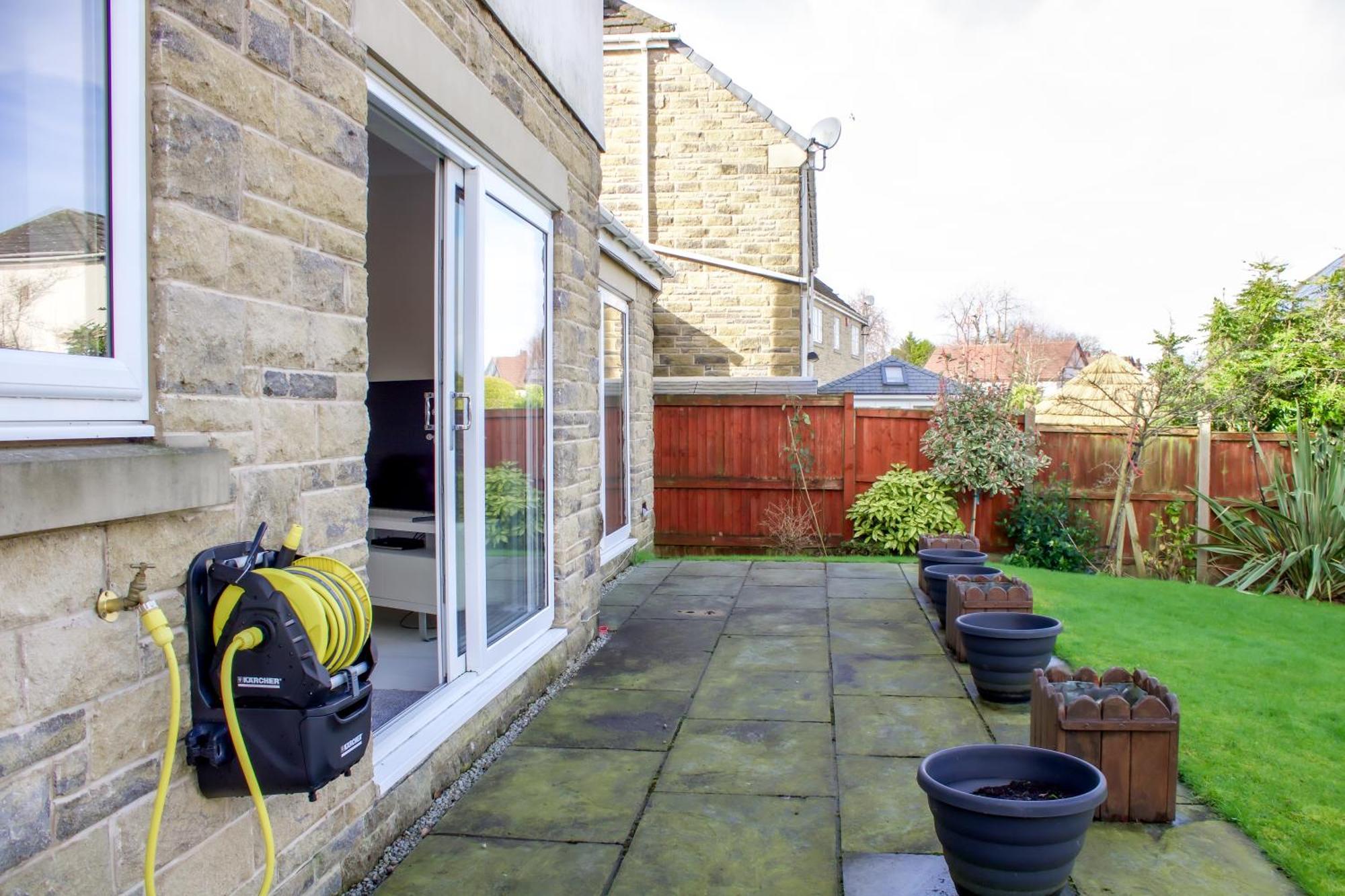 Large Family Home With Free Parking Pool in Wharfedale Exterior photo